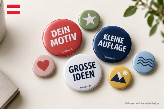 Kleine Auflage individuell gestalteter Metallbuttons mit Schriftzügen und Symbolmotiven für buttons.at