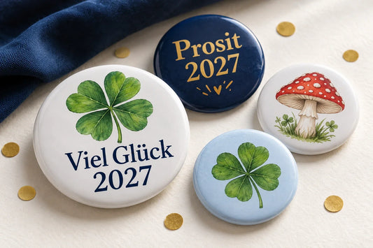 Runde Glücksbringer-Buttons mit Kleeblatt, Glückspilz und Neujahrsgrüßen für 2027